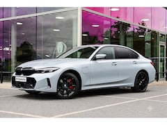 BMW 3-serie - 330e M Sport Automaat / Schuif-kanteldak / Sportstoelen / Adaptieve LED / Comfort Access /