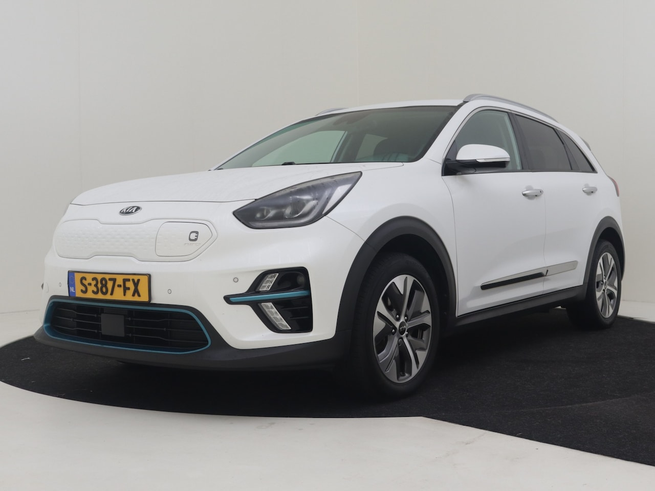 Kia e-Niro - DynamicLine 64 kWh 204PK | Achteruitrijcamera | PDC | Navi | DAB |Keyless entry start | C - AutoWereld.nl