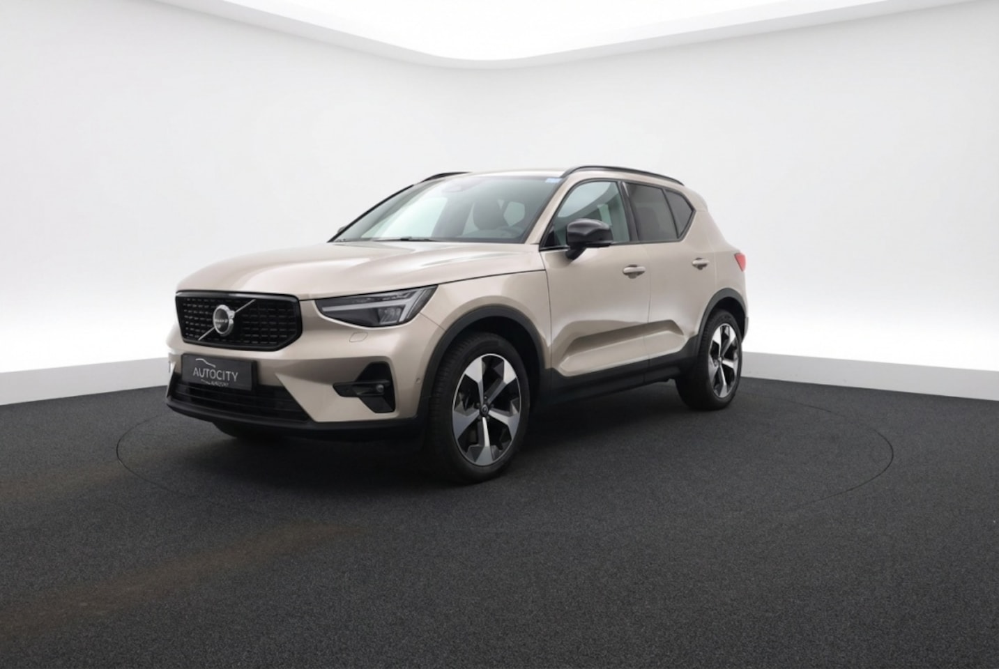 Volvo XC40 - 2.0 B3 MHEV Ultimate Dark Pano l Harman l Memory l VOL OPTIES - AutoWereld.nl