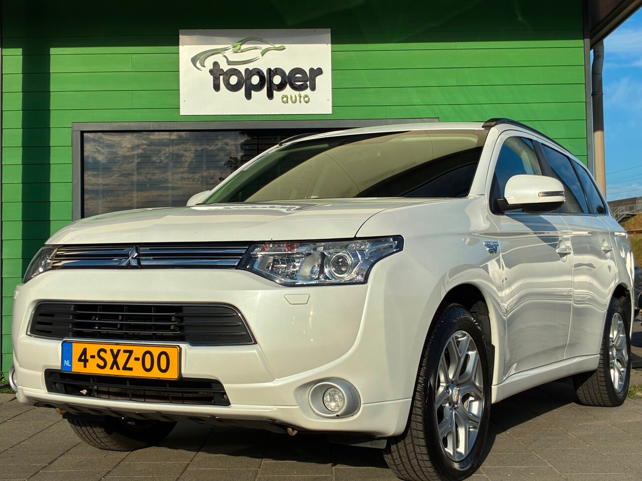 Mitsubishi Outlander - 2.0 PHEV Instyle|2e Eigenaar|Panoramadak|Camera|Navigatie|CruiseControl|Climatronic|Trekha - AutoWereld.nl
