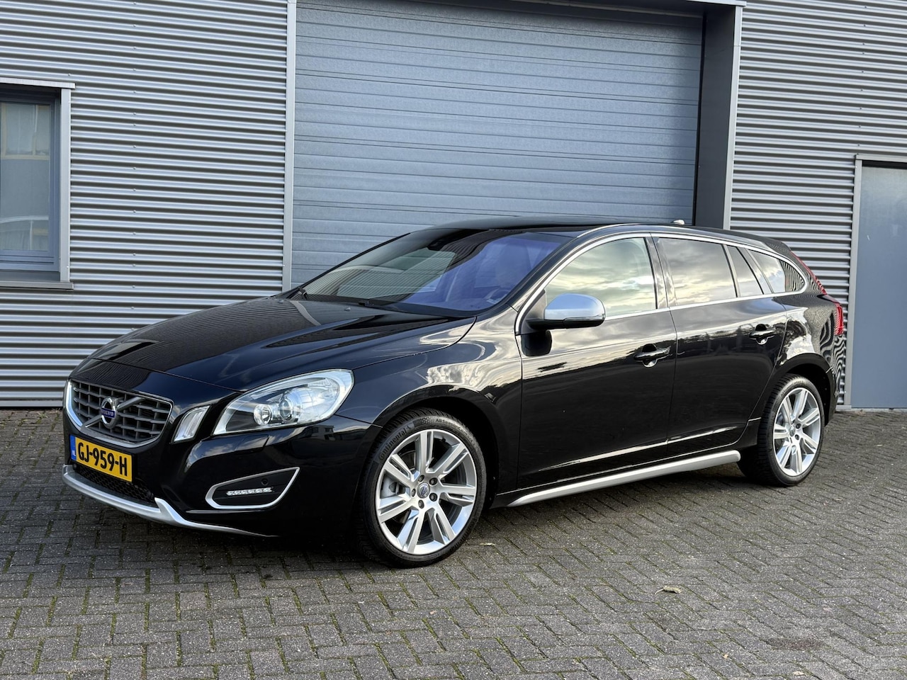 Volvo V60 - 1.6 T4 Kinetic Xenon|Pano|Cruise|Trekhaak|Stoelverwarming|Leder - AutoWereld.nl