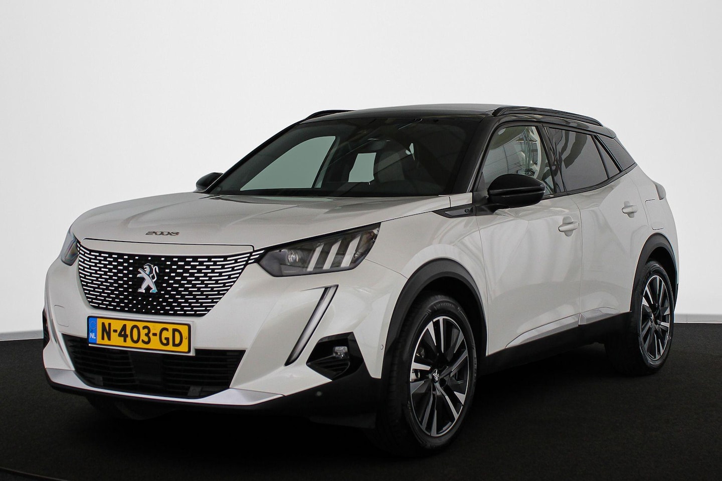 Peugeot e-2008 - EV GT Pack 50 kWh Pano Stoelverwarming Keyless Camera - AutoWereld.nl