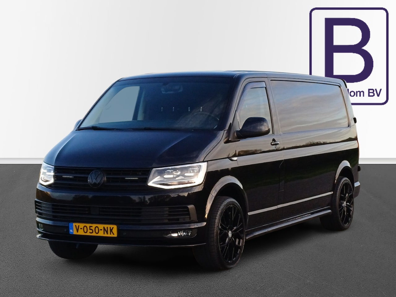 Volkswagen Transporter - 2.0 TDI L2H1 DC Comfortline / Edition 70 / 20"/ Leder / Trekh. / LED / - AutoWereld.nl