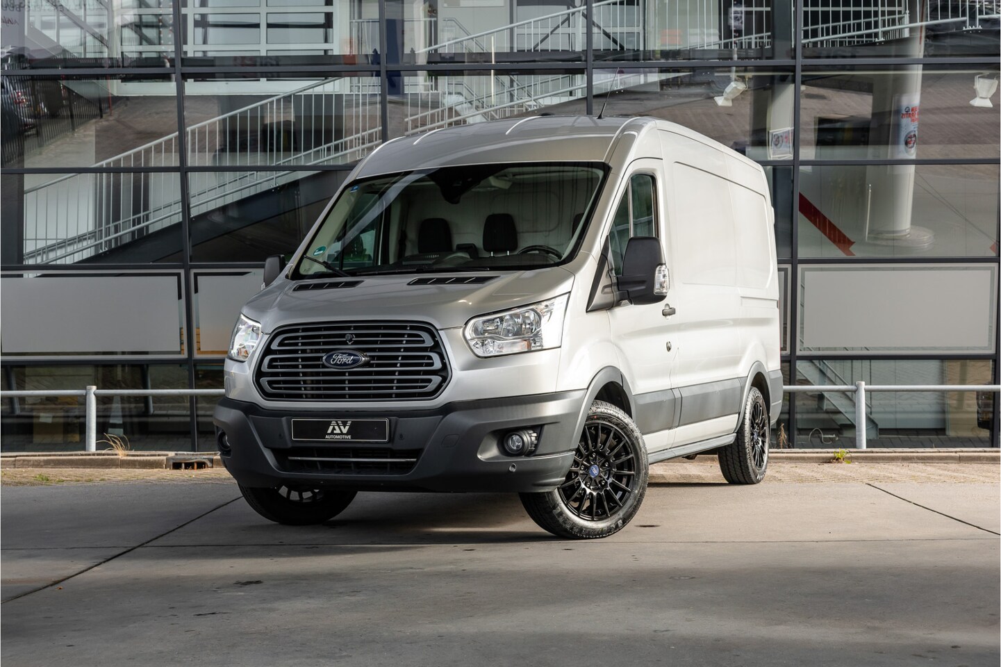 Ford Transit - 310 2.0 TDCI L2H2 | CarPlay | Navigatie | Camera | BOTT Inrichting | Airco | 3-Zitter | Cr - AutoWereld.nl