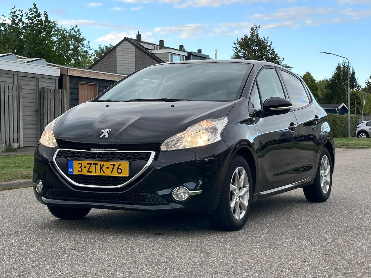 Peugeot 208 - 1.2 PureTech Style Start niet !! 5DR*Navigatie*Cruise*Airco*NAP*LM velgen*Dealer onderhoud - AutoWereld.nl