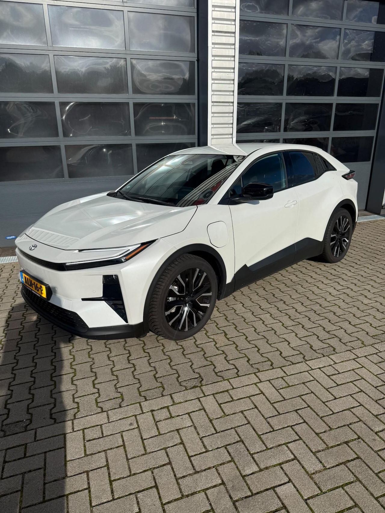 Toyota C-HR - First Edition 77 kWh 20 INCH PARKEERSENSENSOREN V+A ELEKTR. ACHTERKLEP DODEHOEKSENSOREN - AutoWereld.nl