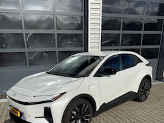 Toyota C-HR - C-HR+ First Edition 77 kWh 20 INCH PARKEERSENSENSOREN V+A ELEKTR. ACHTERKLEP DODEHOEKSENSO