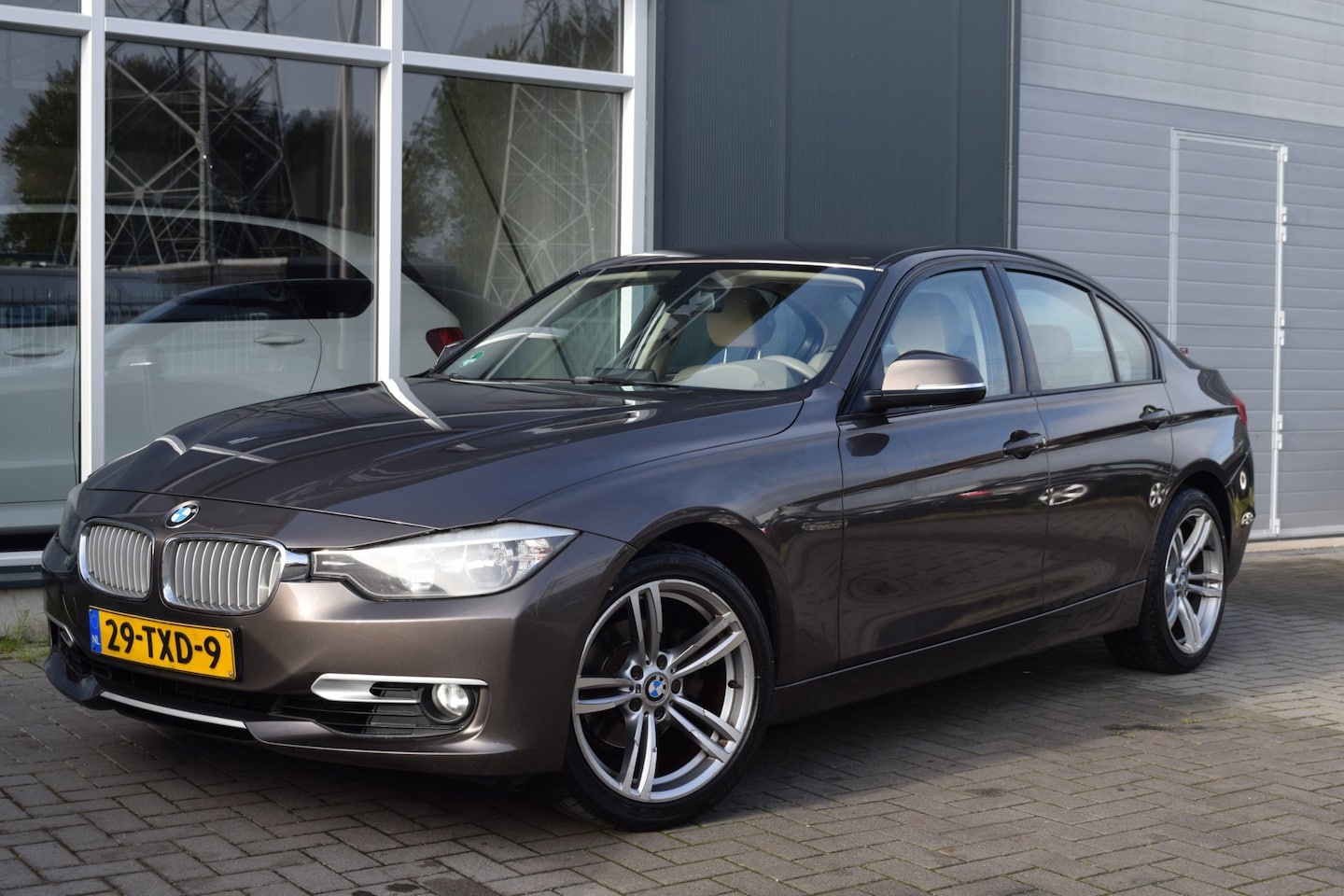 BMW 3-serie - 320i High Executive | Automaat | Navi | NAP + APK 10-2027 - AutoWereld.nl