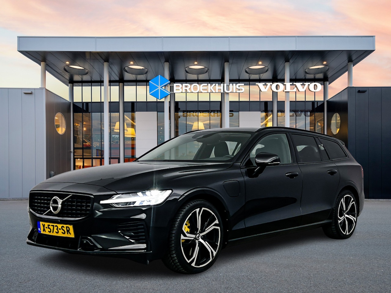 Volvo V60 - T6 Recharge R-Design | 19" | Lederen bekleding | Keyless | Elektr. Achterklep | Navigatie - AutoWereld.nl