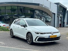 Volkswagen Golf - 8 1.5 eTSI R-Line 7-DSG LED CARPLAYY