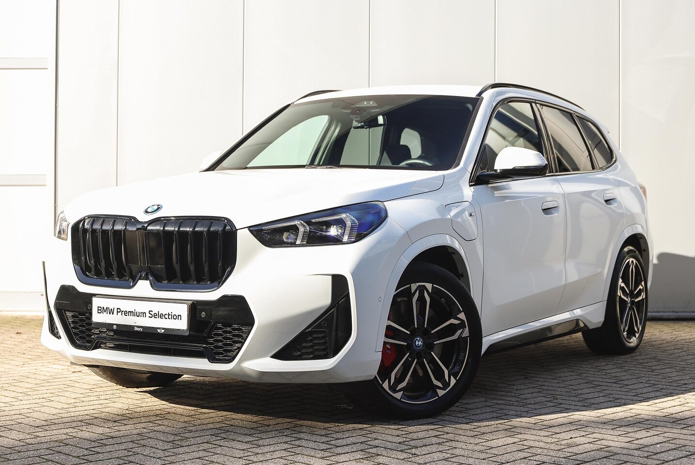 BMW X1 - xDrive25e M Sport Automaat / Sportstoelen / Comfort Access / Head-Up / Adaptieve LED / Get - AutoWereld.nl