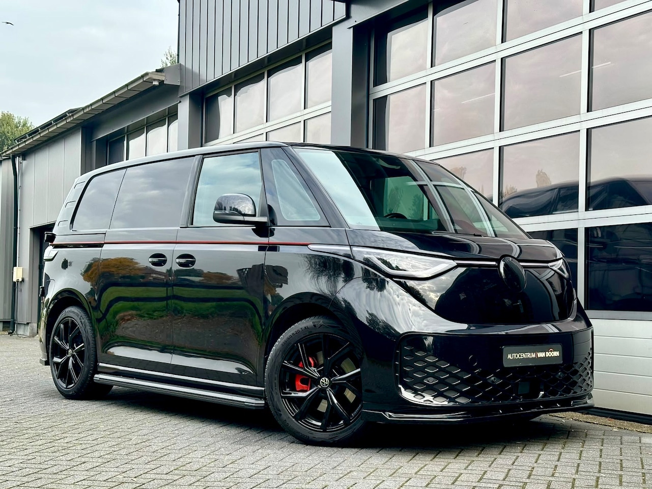 Volkswagen ID. Buzz Cargo - Dark Edition | Automaat | Camera | Stoelverwarming | Spoilerset | Standkachel | 3-zits | A - AutoWereld.nl