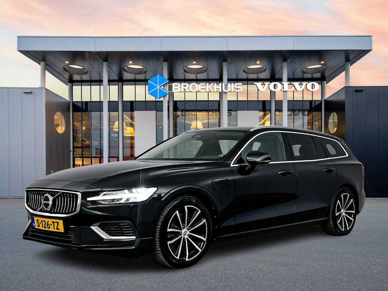 Volvo V60 - T6 Recharge Core | 18" | Stoel/Stuurverwarming | Parkeercamera | Keyless | Adaptieve Cruis - AutoWereld.nl