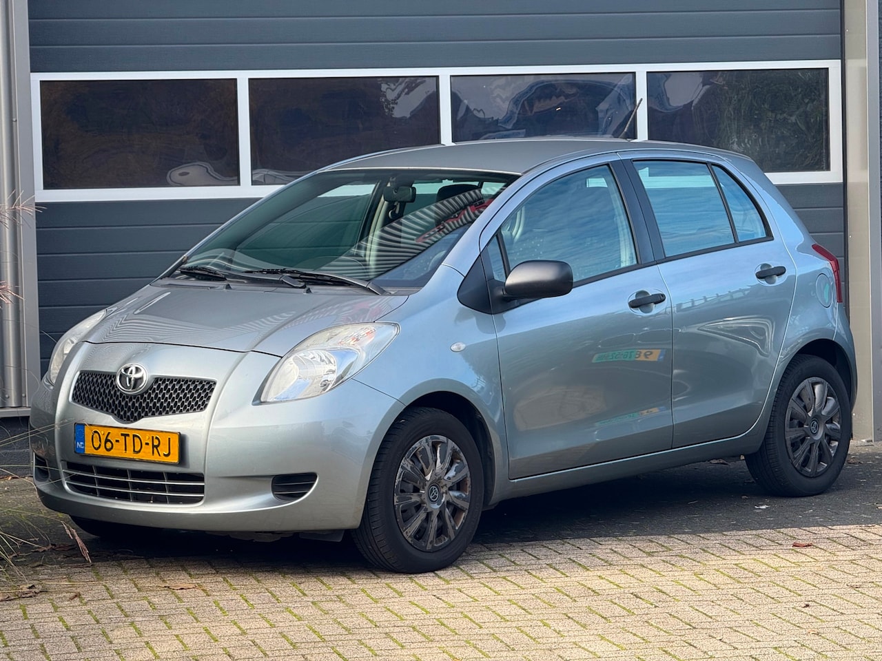 Toyota Yaris - 1.3 VVTi Terra NAP|APK|5-DEURS - AutoWereld.nl