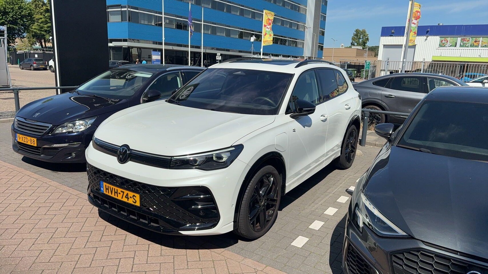 Volkswagen Tiguan - 1.5 eHybrid R-Line Edition | PANO-SCHUIFDAK | HARMAN KARDON | TREKHAAK | BLACK PACK - AutoWereld.nl