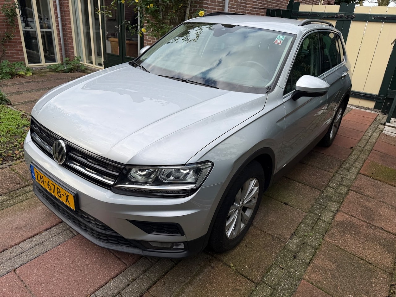 Volkswagen Tiguan - 1.5 TSI ACT Comfortline l Unieke kmstand! l Dealeronderhouden l Navigatie l Climate Contro - AutoWereld.nl