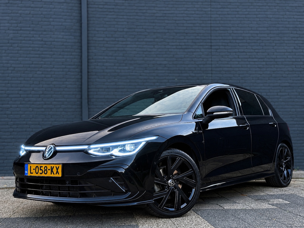 Volkswagen Golf - 1.5 eTSI | R-Line | Pano | LED Matrix | Virtual | Sfeerverlichting | H&K - AutoWereld.nl