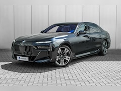 BMW i7 - xDrive60 106 kWh 545 PK | Skylounge Panorama Dak | Achteras besturing | Elektrische deuren