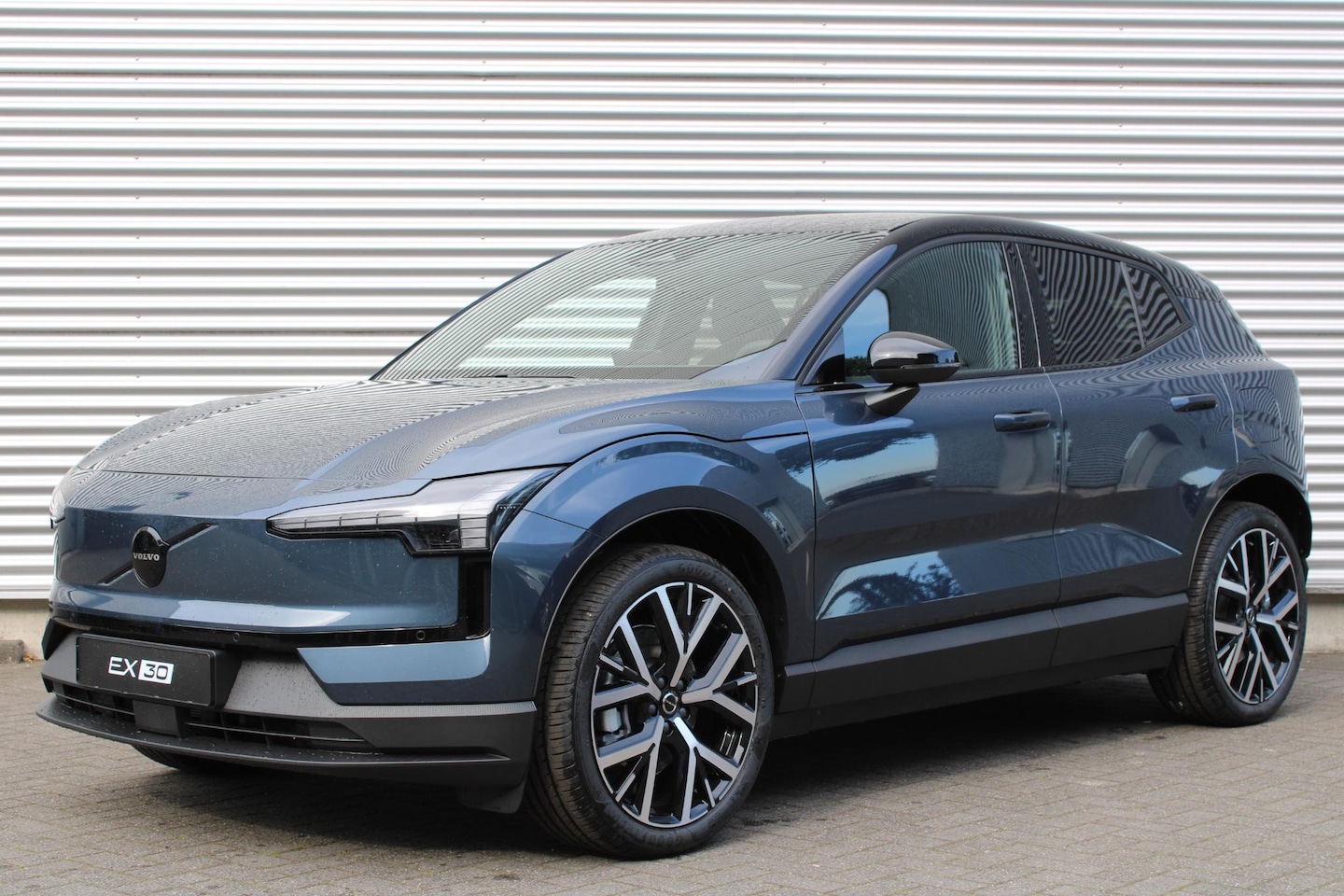 Volvo EX30 - P5 Long Range Plus Black Edition Europa 69 kWh | Elektrisch Verstelbare Bestuurdersstoel M - AutoWereld.nl