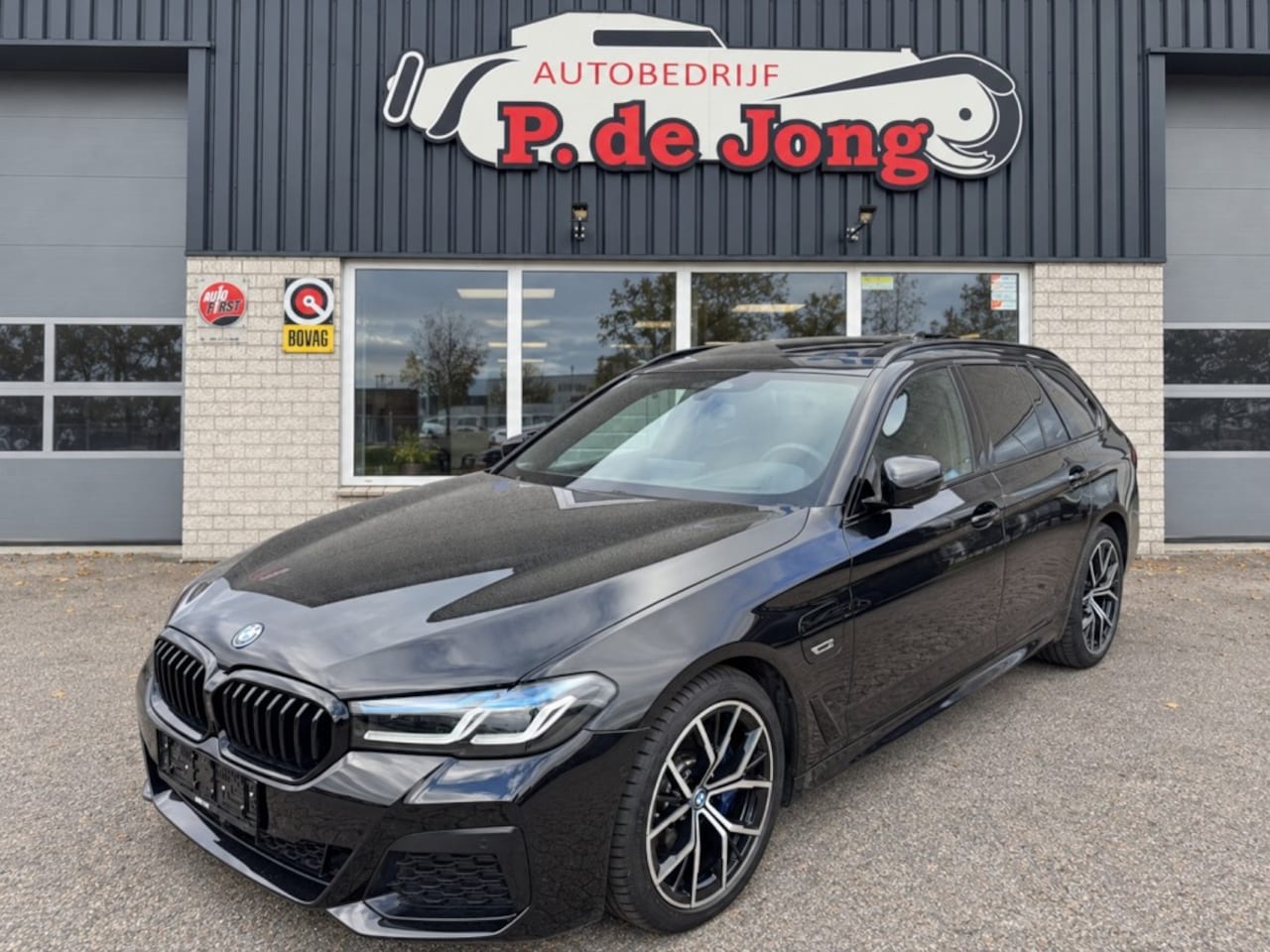 BMW 5-serie - Binnenkort beschikbaar! 530E X-DRIVE HIGH EXE. M-sport Laser Panoramadak  HUD HenK Zonweri - AutoWereld.nl
