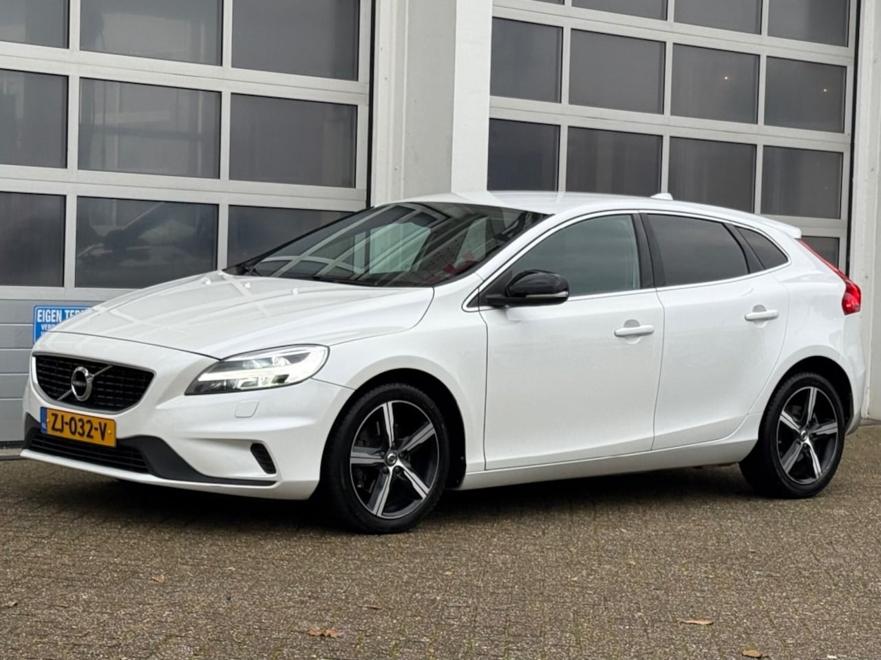Volvo V40 - 2.0 T2 R-Design 6-Bak Navi Cruise Half-leer Camera - AutoWereld.nl