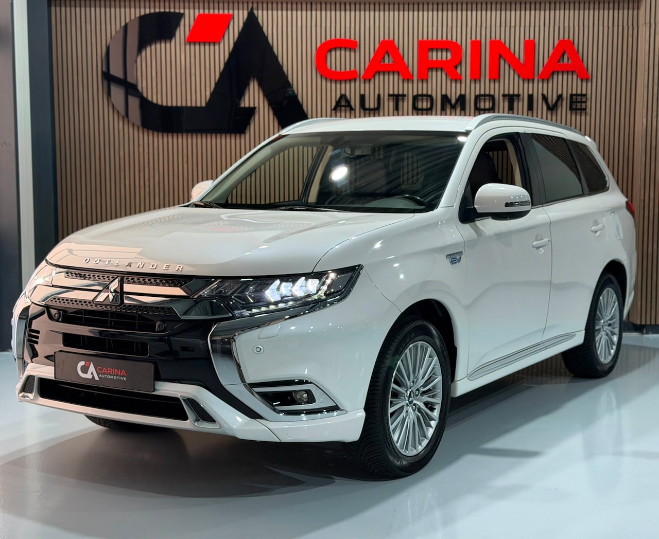 Mitsubishi Outlander - 2.4 PHEV Intense+ / Lederen Bekleding / Keyless / Stoel Verwarming / Elektrische Stoelen / - AutoWereld.nl