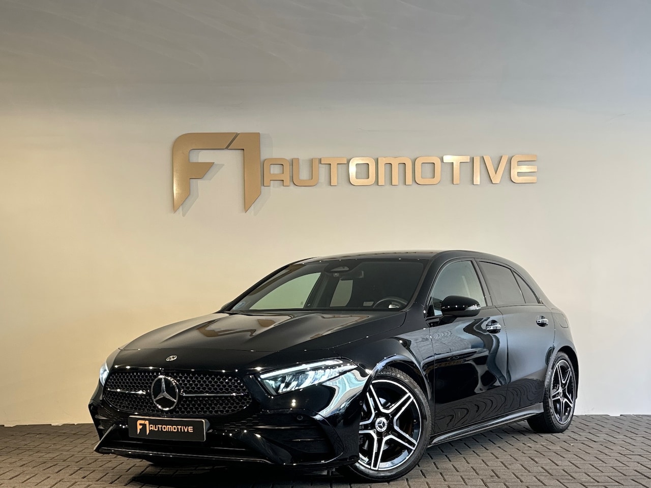 Mercedes-Benz A-klasse - 180 AMG Stoelverwarming|Camera|Sfeerverlichting - AutoWereld.nl