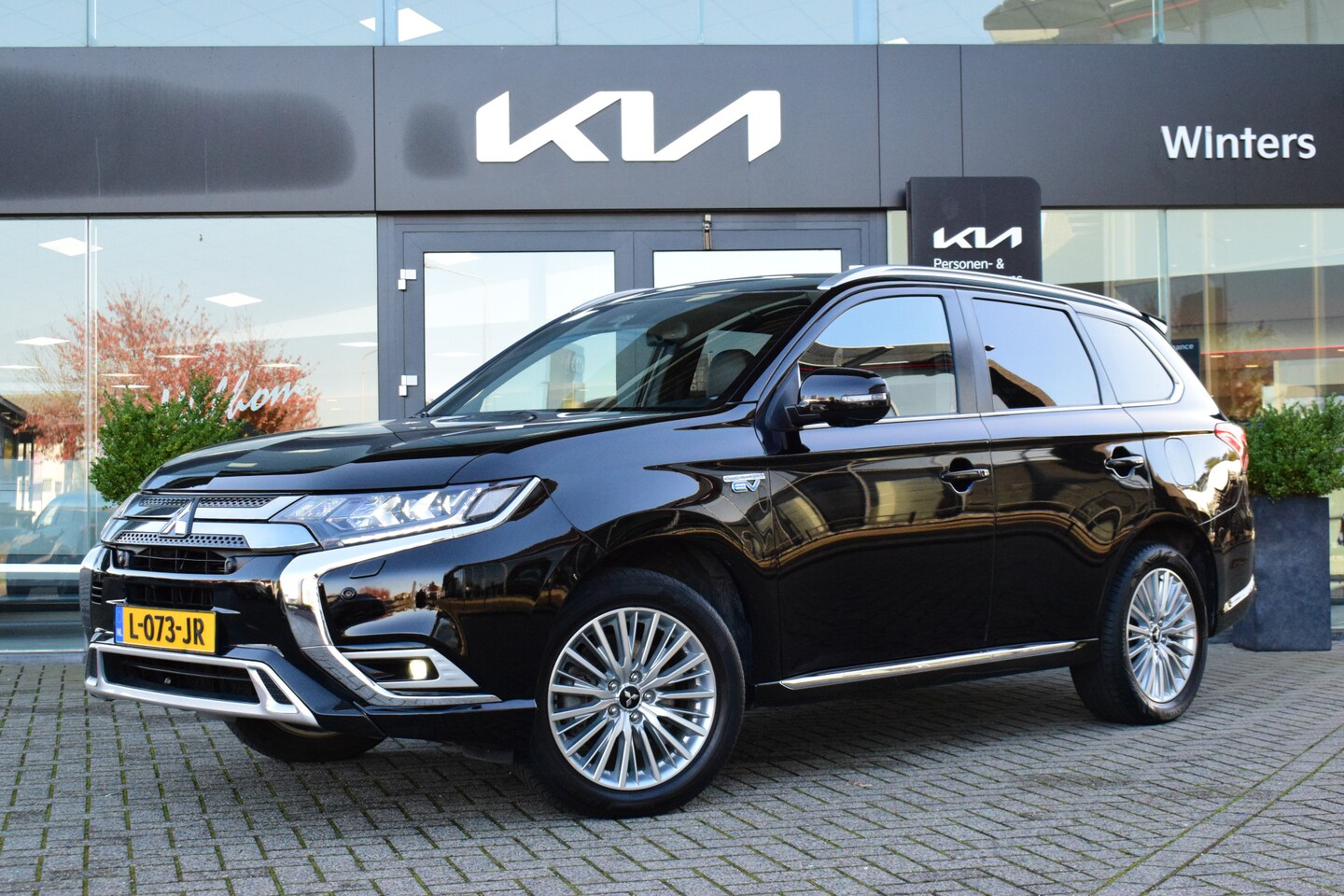Mitsubishi Outlander - 2.4 PHEV Instyle | Trekhaak | Schuif-/ Kanteldak | Stoel & Stuurverwarming | 360° Camera | - AutoWereld.nl