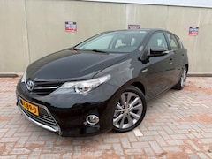 Toyota Auris - 1.8 Full Hybrid Exclusive |LUXE UITV 1E EIG|LEDER |KEYLES|VOL OPTIE|