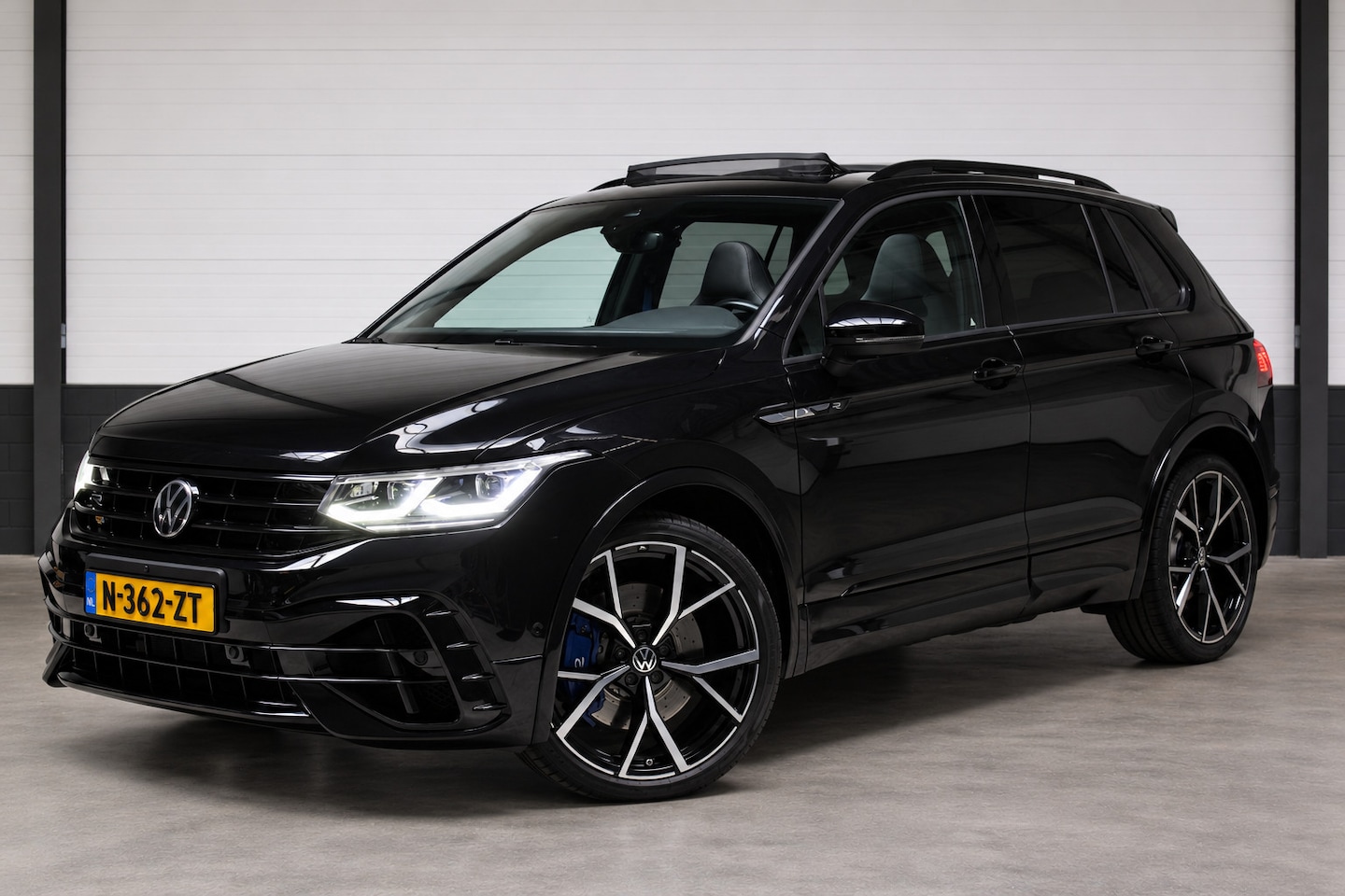 Volkswagen Tiguan - 2.0 TSI R 4Motion Pano 360* Trekhaak DCC - AutoWereld.nl