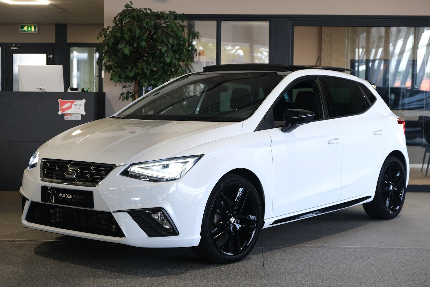 SEAT Ibiza - 1.5TSI 150PK FR Pro DSG Facelift Pano Black Style Navi Virtual Led - AutoWereld.nl
