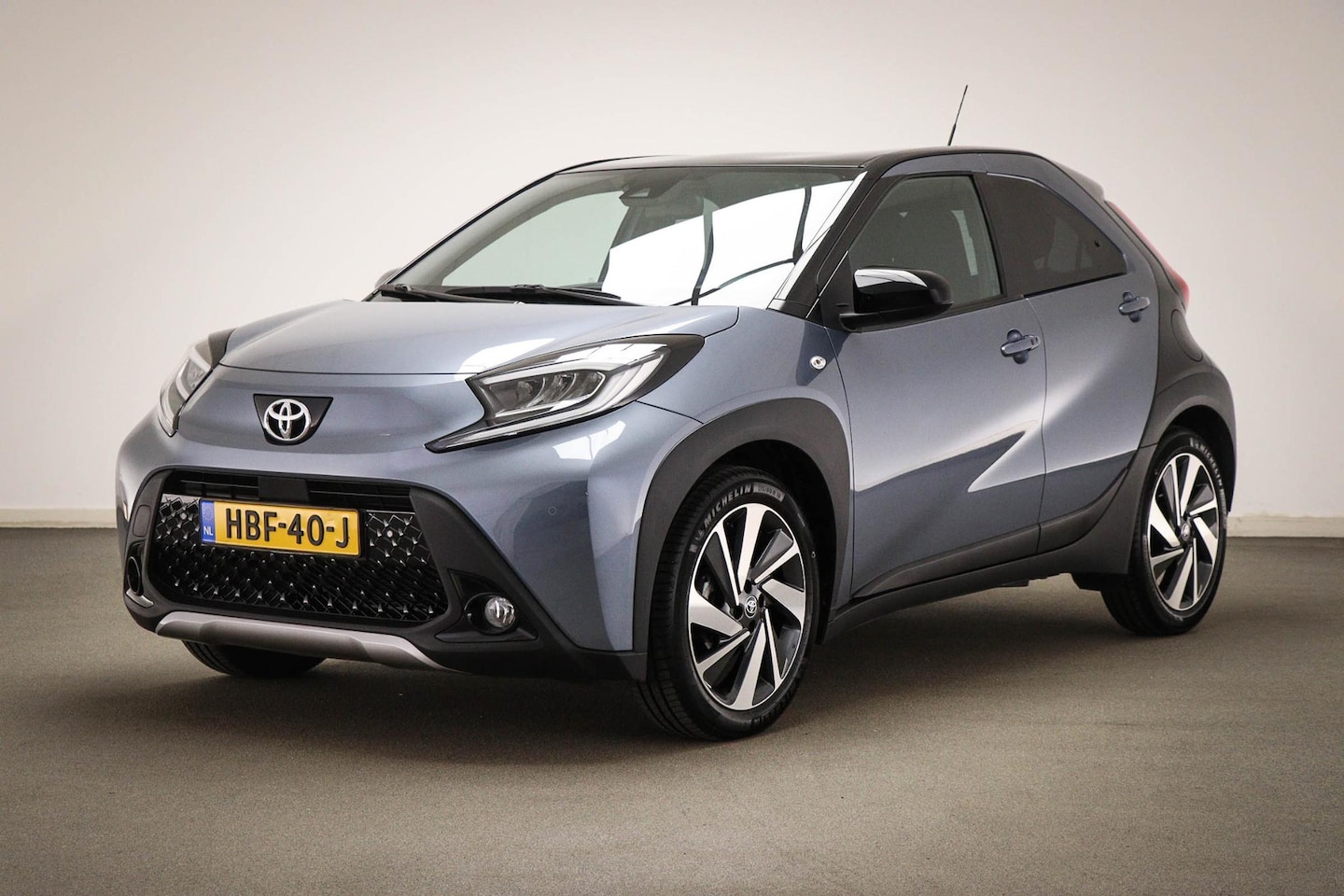 Toyota Aygo X - 1.0 VVT-i S-CVT Envy | CLIMA | STOELVERWARMING | DRAADLOZE LADER | CAMERA | 18" - AutoWereld.nl