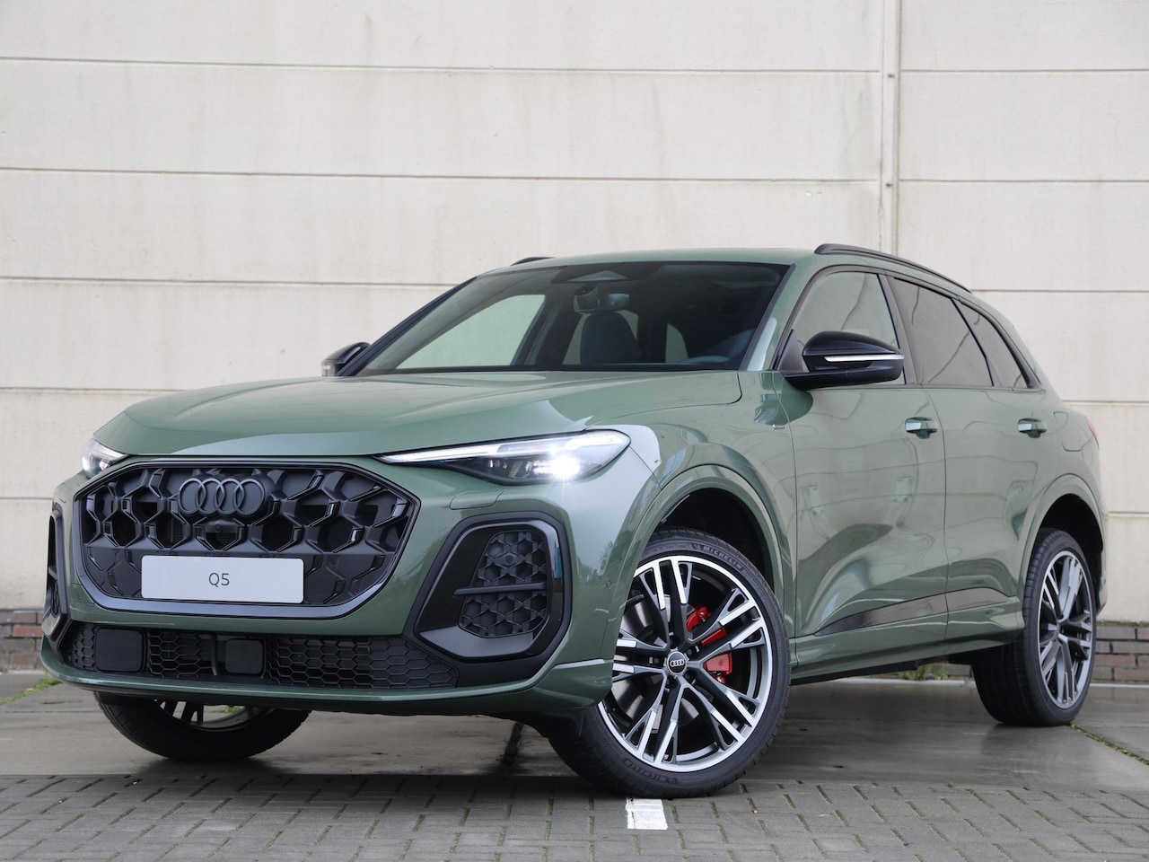 Audi Q5 - S edition Competition e-hybrid 367 PK | Luchtvering | Panoramadak | Trekhaak | Winterpakke - AutoWereld.nl