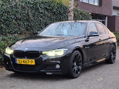 BMW 3-serie - 320i M Sport Ed Apple CarPlay Trekhaak Camera Line Assist Shadow Executive