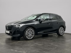 BMW 2-serie Active Tourer - 225e xDrive M-Sport | Trekhaak | Harman Kardon | Glazen Panoramadak | Camera | Head Up Dis