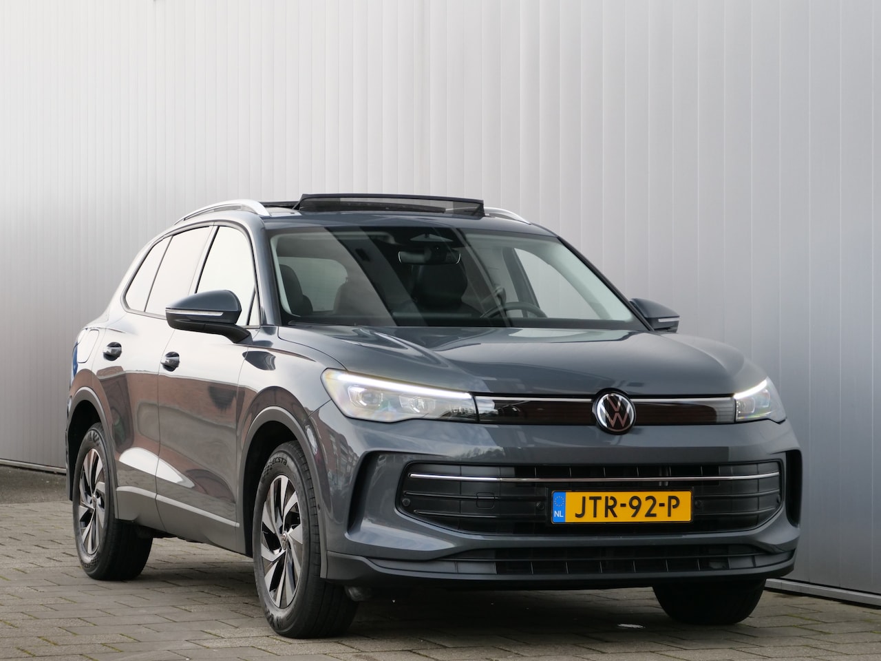 Volkswagen Tiguan - 1.5 eTSI Life Edition 150 Pk Automaat DAB / Apple Carplay / Camera / Pano-dak - AutoWereld.nl