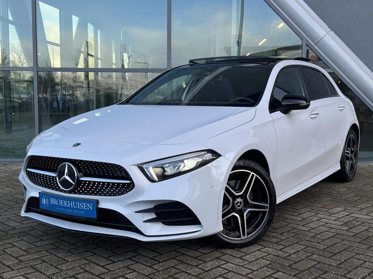 Mercedes-Benz A-klasse - 250 e AMG Line Plug in Hybride 218pk Pano / Widescreen / Trekhaak / Sfeerverlichting - AutoWereld.nl