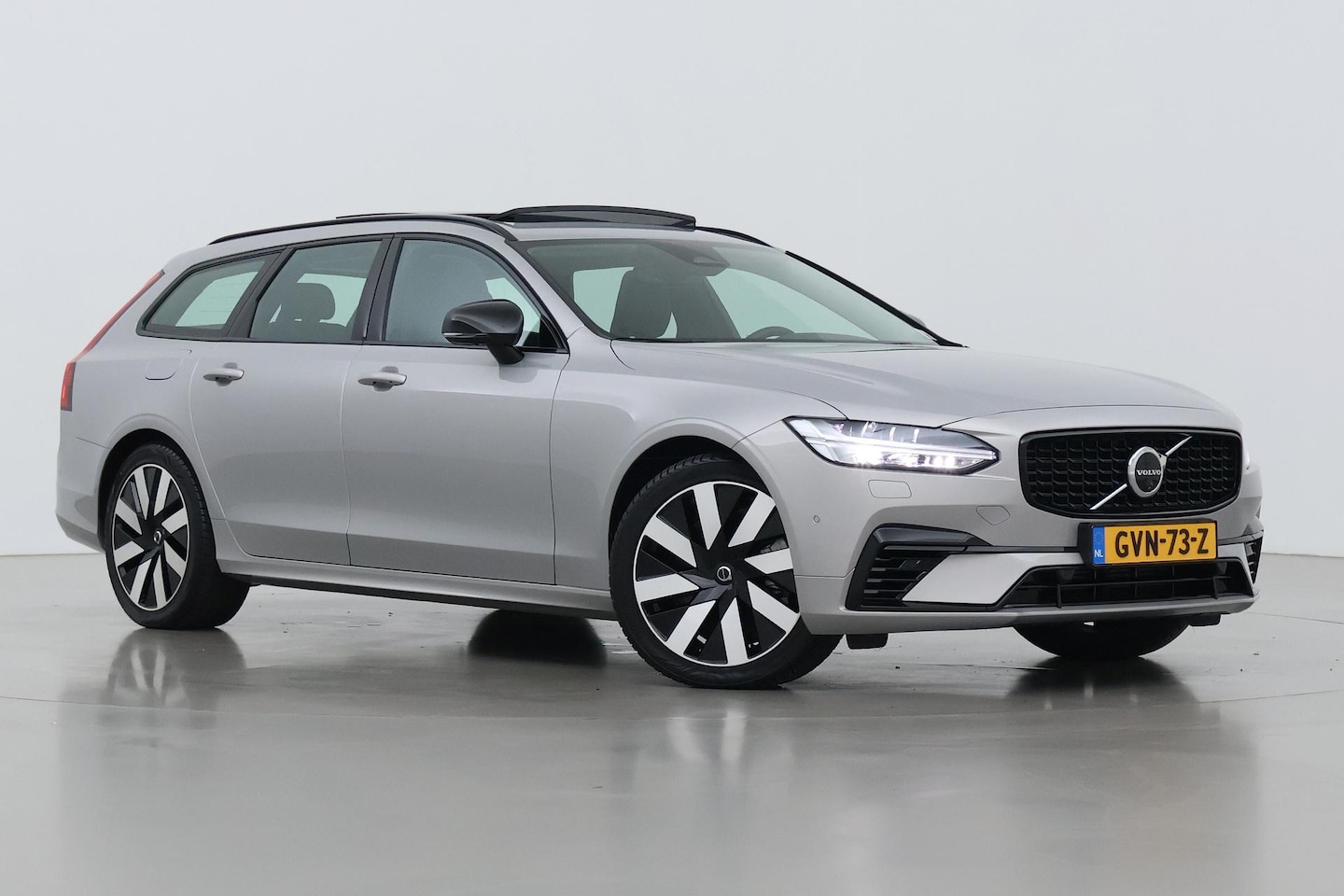 Volvo V90 - T6 Ultra Dark | Panoramadak | Trekhaak | 360-camera | Head-Up | Harman/Kardon - AutoWereld.nl