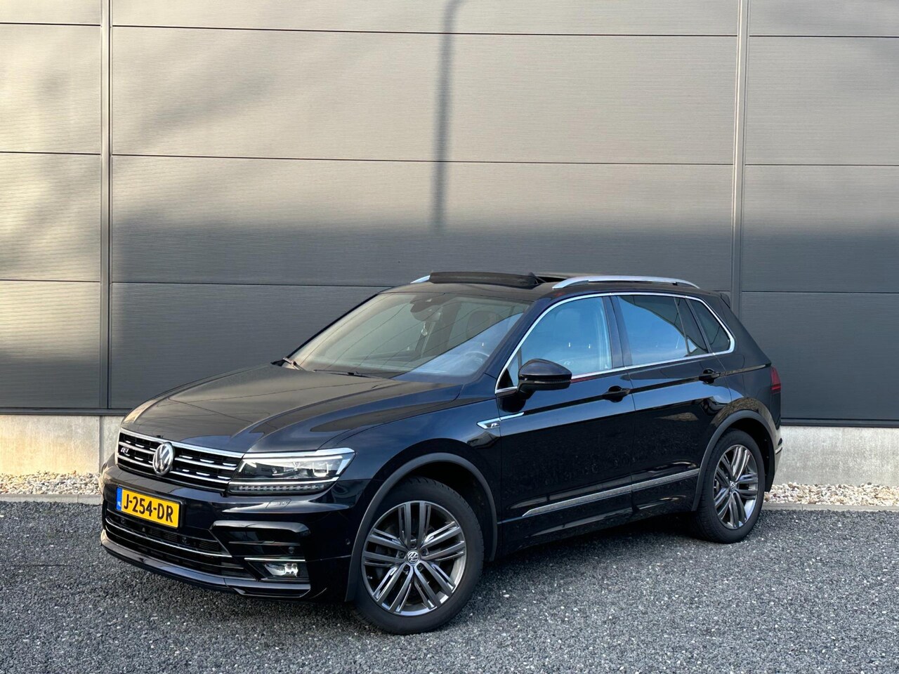 Volkswagen Tiguan - 2.0 TSI 4Motion R-Line Panodak | Leder | Stoelen met memory | Camera - AutoWereld.nl