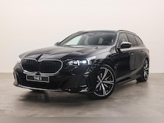 BMW 5-serie Touring - 530e M Sport Automaat / Panoramadak / Trekhaak / Comfortstoelen / Adaptieve LED / Parking