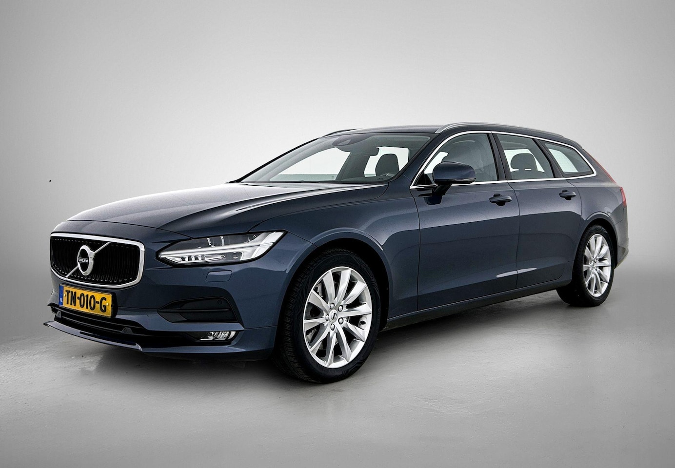 Volvo V90 - 2.0 T4 Momentum | Automaat | Trekhaak | ACC | ECC | Stoel + Stuur + Achterbank Verwarming - AutoWereld.nl