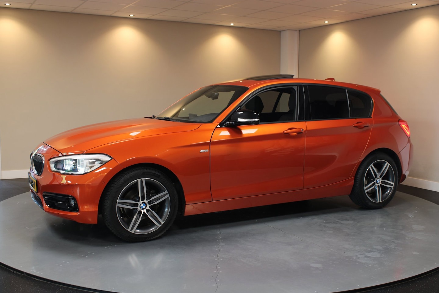 BMW 1-serie - 118i EDE Corporate Lease Sport *Automaat* Pano|M-Sportstuur|Leer|Stoelverw.|Camera|Cruise| - AutoWereld.nl