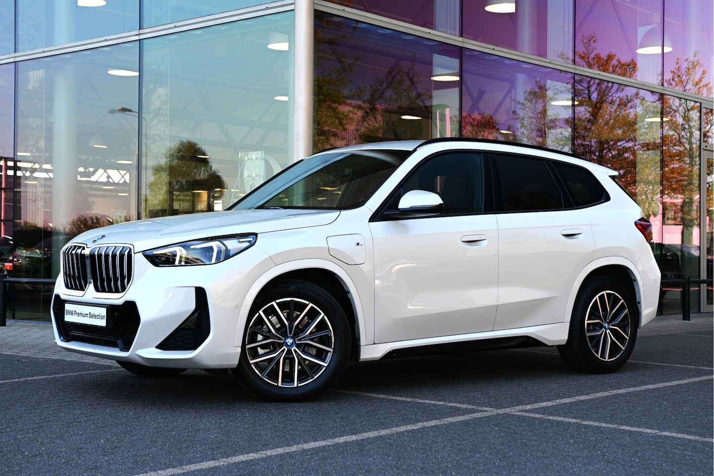 BMW X1 - xDrive25e M Sport Automaat / Sportstoelen / M Adaptief onderstel / Comfort Access / Achter - AutoWereld.nl