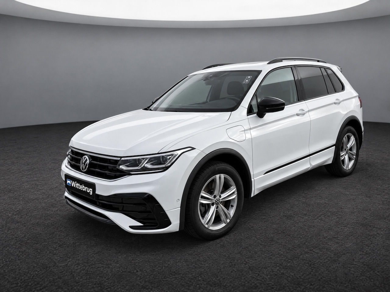 Volkswagen Tiguan - 1.4 TSI eHybrid 245PK DSG R-Line Business / Black Style / Panoramadak / Trekhaak / 360 Cam - AutoWereld.nl
