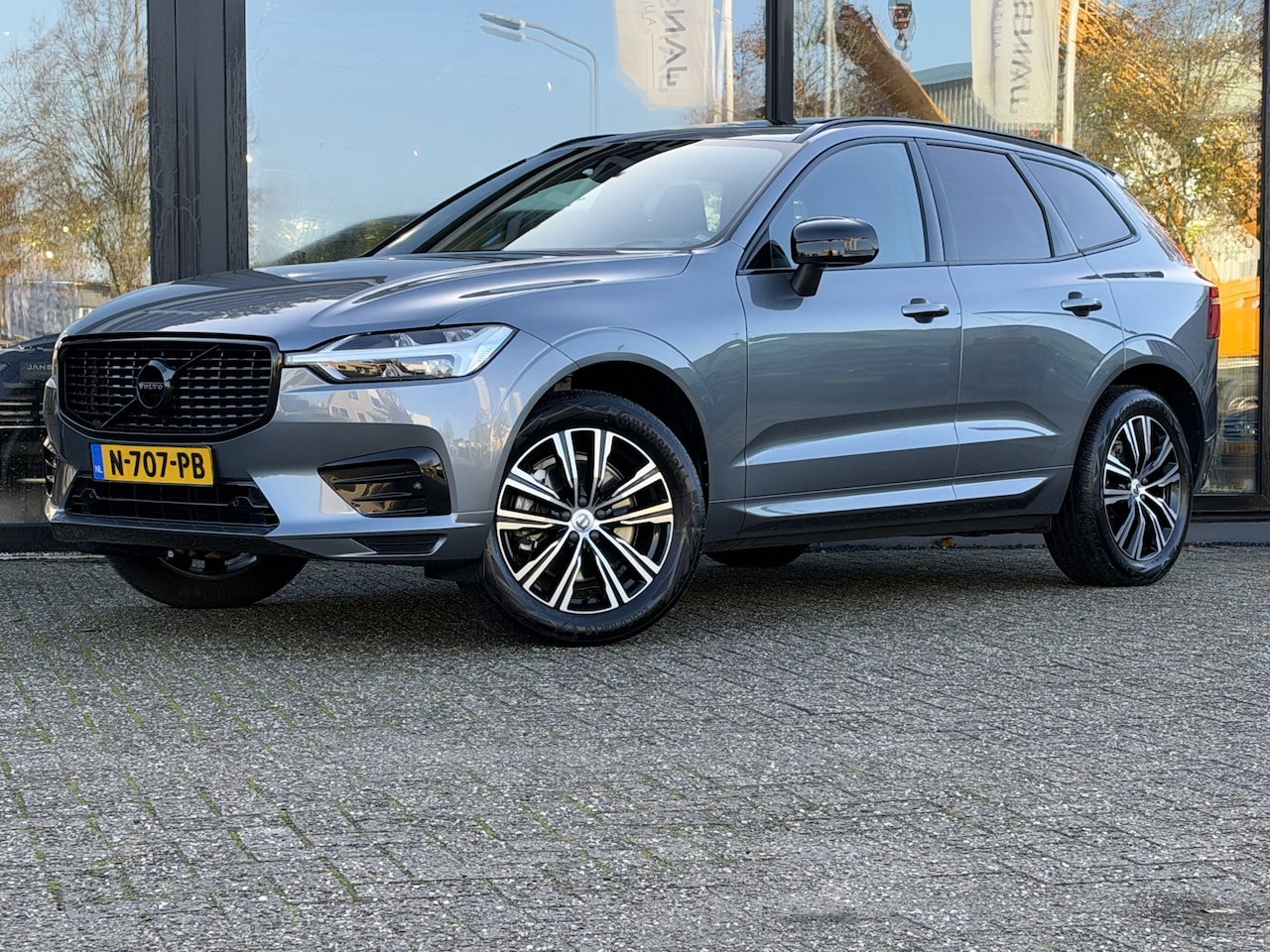 Volvo XC60 - 2.0 T5 AWD R-Design Pano | Trekhaak | Pilot Ass. | HUD | - AutoWereld.nl