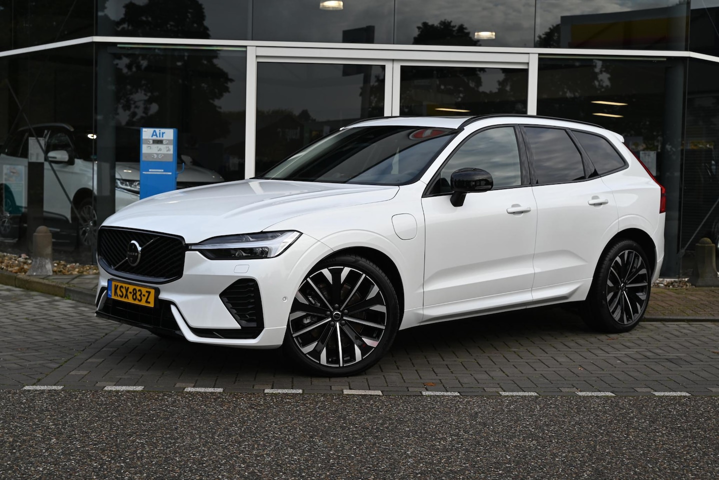 Volvo XC60 - 2.0 T8 Plug-in hybrid AWD Ultra Black Edition Luchtvering | Bowers & Wilkins - AutoWereld.nl