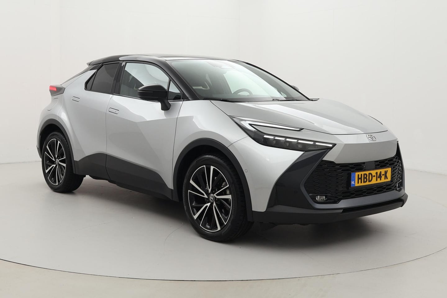 Toyota C-HR - 2.0 Plug-in Hybrid 220 Executive | Warmtepomp | Dodehoek detectie | Apple Carplay / Androi - AutoWereld.nl