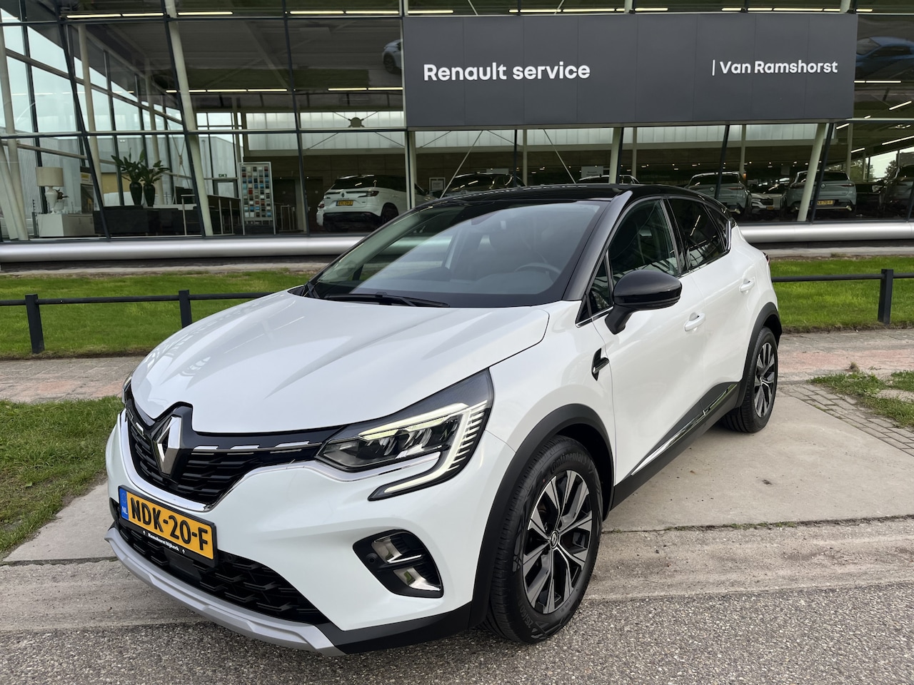 Renault Captur - 1.6 E-Tech Hybrid 145 PK intens / Automaat / Camera / Parkeerhulp V+A / / Navigatie / Clim - AutoWereld.nl
