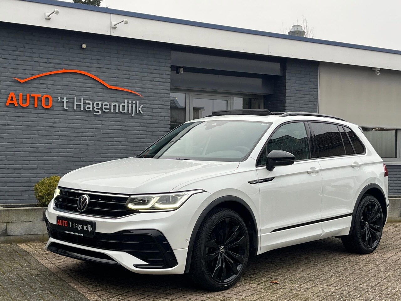 Volkswagen Tiguan - 1.5 TSI R-Line 150PK AUT pano trekh 20" - AutoWereld.nl