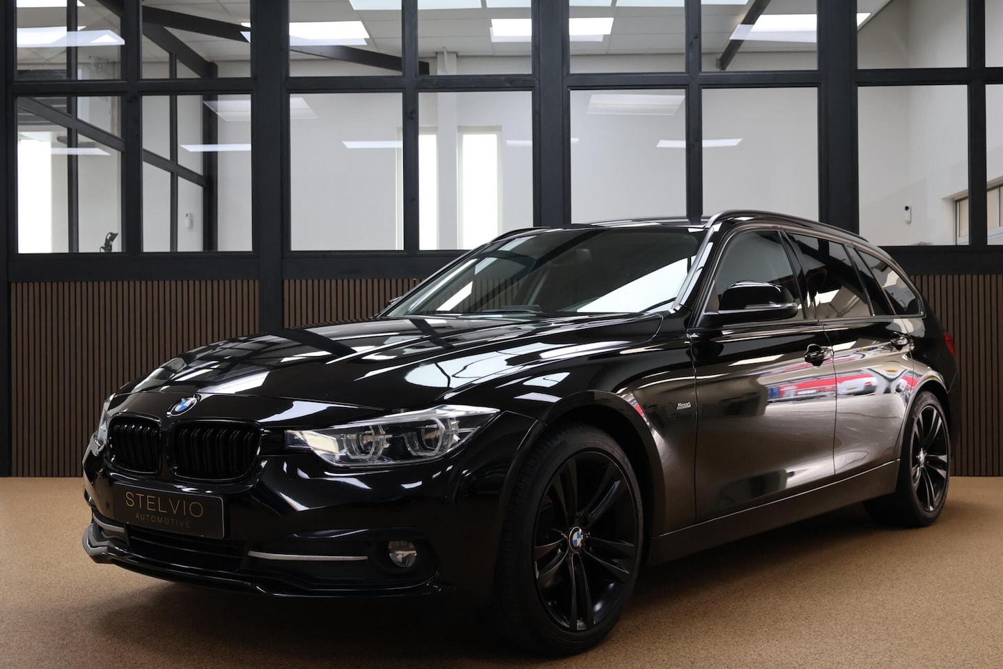 BMW 3-serie Touring - 318i M Sport | High Executive | Trekhaak | LED | Navi - AutoWereld.nl